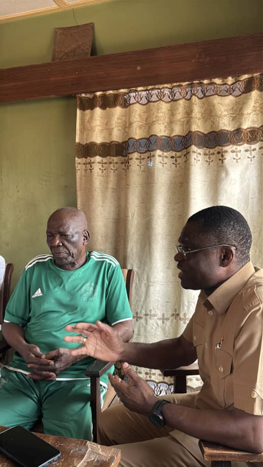 Cover image for Shaibu leads NIS officials in honouring national football legend at home