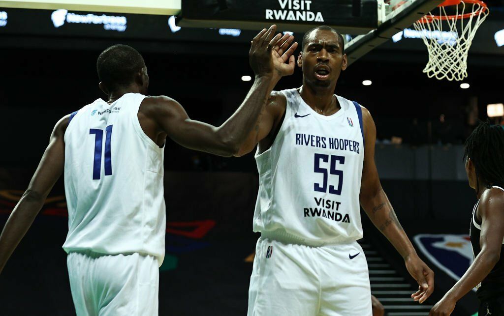 Cover image for Hoopers hit century, rout Raptors
