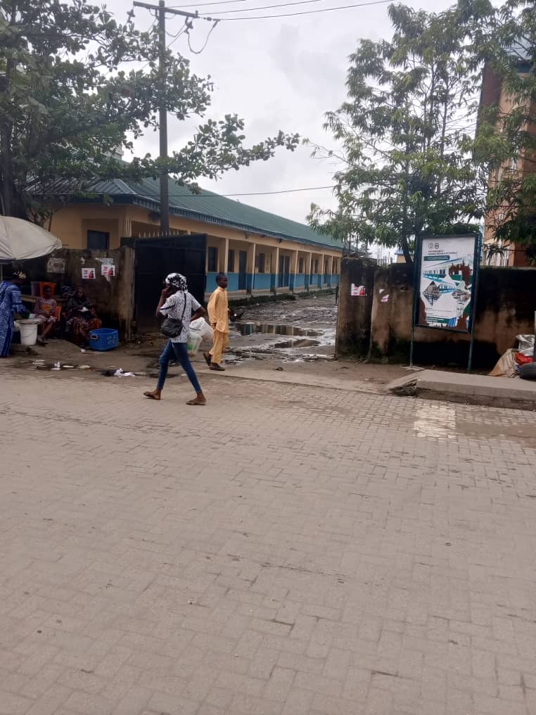 Cover image for Old students of Girls Academy, Lagos cry out over dangerous electricity pole, flooding