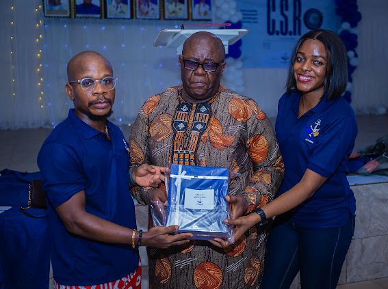 Cover image for Navy Secondary School Ojo Class of 2006 sets standard on how to honour teachers