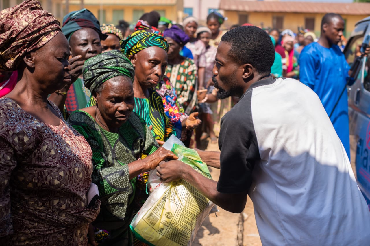 Cover image for Awoniyi spreads love at Christmas with distribution of food items